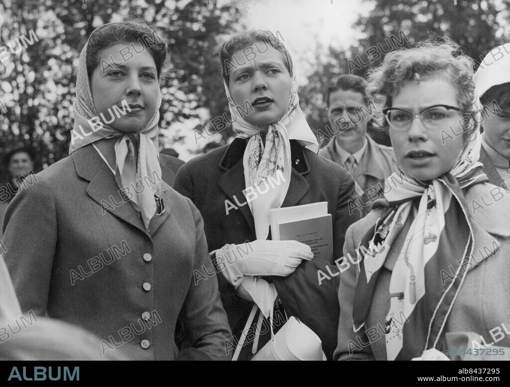 Orig. bildtext... OLYMPIADENS RYTTARSPEL. FÄLTTÄVLAN. Prinsessorna Birgitta, Christina och Desiré var intresserade åskådare på Järvafältet Anm. Handskar Sjaletter Trio Systrar Syskon Bernadotte Tonåringar CD262 persons: Birgitta, prinsessa av Sverige ;Christina, prinsessa av Sverige ;Desirée, prinsessa av Sverige sites: STOCKHOLM ;SVERIGE.