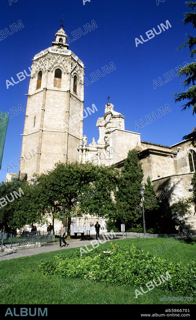 Valencia - - Cathédrale/"Miguelete" (Micalet) depuis place de la Reine.