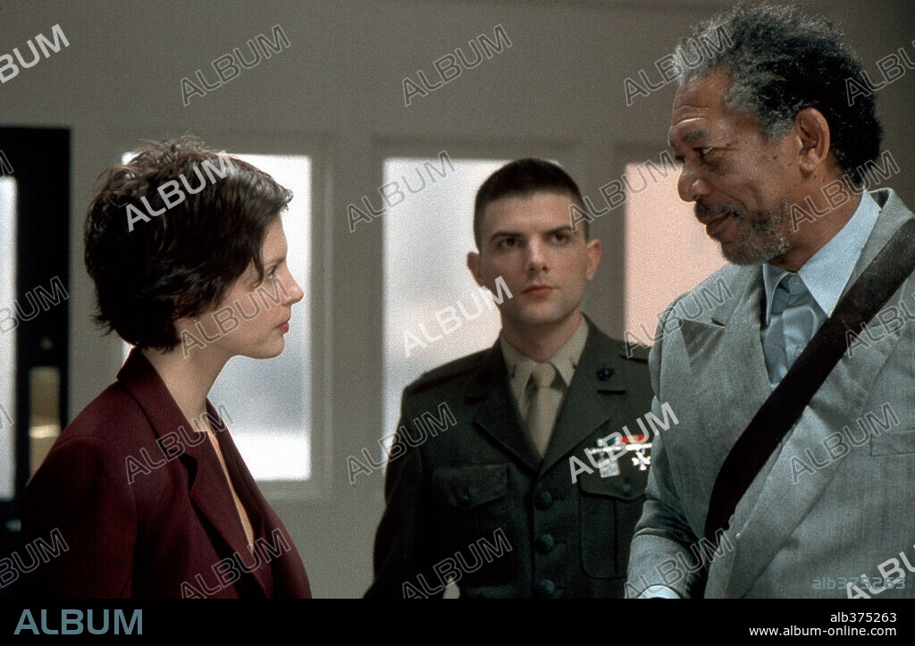 ADAM SCOTT, ASHLEY JUDD y MORGAN FREEMAN en TODA LA VERDAD, 2002 (HIGH CRIMES), dirigida por CARL FRANKLIN. Copyright 20TH CENTURY FOX.