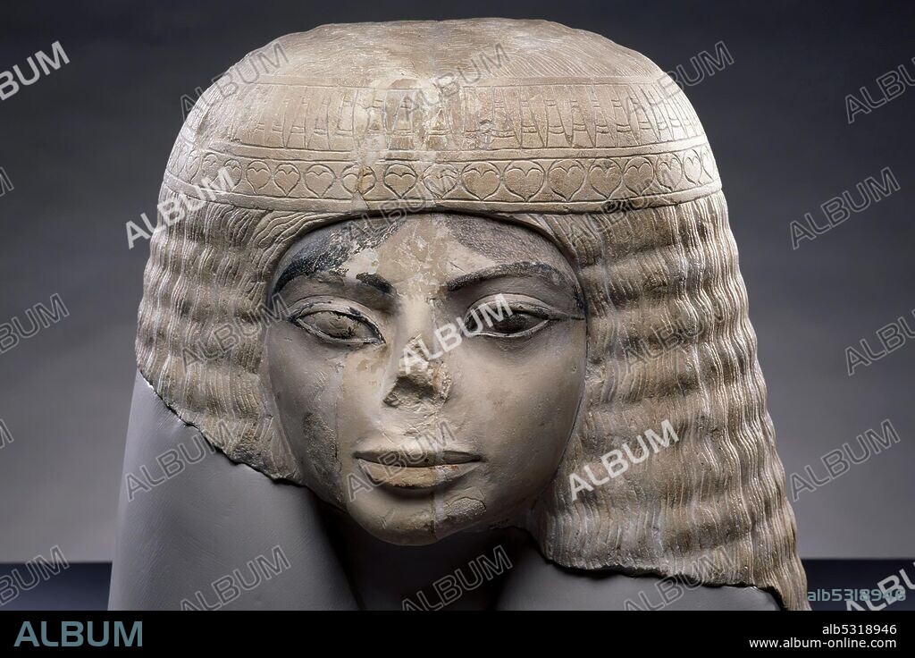 Estatua egipcia de mujer desconocina. Busto de piedra caliza.