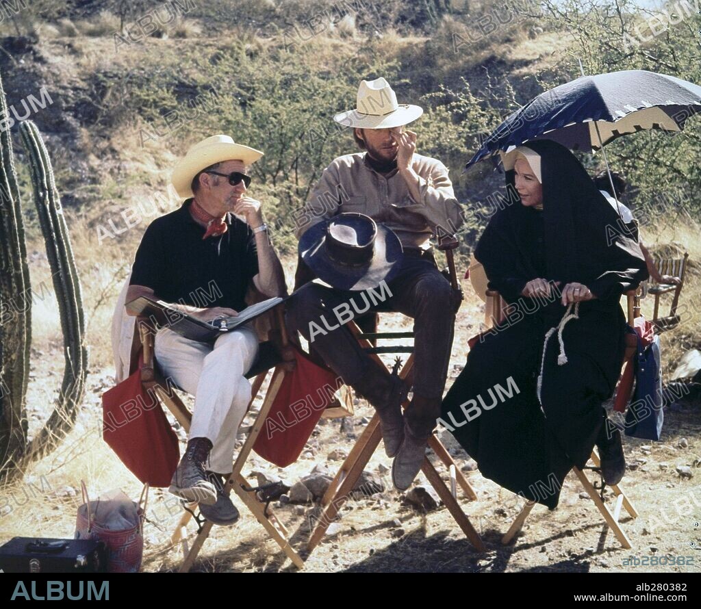 CLINT EASTWOOD, DON SIEGEL und SHIRLEY MACLAINE in TWO MULES FOR SISTER SARA, 1970, unter der Regie von DON SIEGEL. Copyright UNIVERSAL/MALPASO.