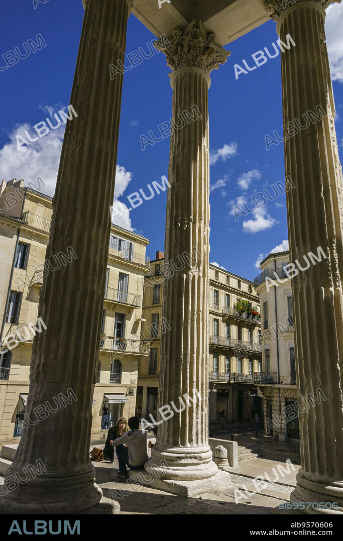 Maison Carrée, siglo I, Nimes, capital del departamento de Gard,Francia, Europa.