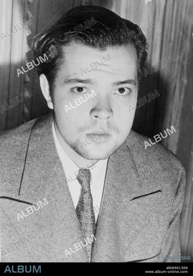 Orig. bildtext... ORSON WELLES PONDERS WAR PANIC BROADCAST NEW YORK--Unshaven and with insufficient sleep, brillient young Orson Welles, theater producer and radio dramatist, ponders the startling effect of his Oct. 30 broadcast on a theoretical invasion of the earth by warriors from Mars. Welles appeard staggered by reports from coast to coast that radio listeners, convinced by the realism of the play, ran from their homes, called public agencies for assistance, and took other drastic measures to escape the Invaders. Welles said he was deeply shocked and surprised by terror arising from the play, which was an adaptation of H.G. Wells' The War of the Worlds, written many years ago. Here, Orson Welles, is seen in typical expressions as he gave his version of the near-tragic war scare. Anm. O Wells, 1915-1985, amerikansk regissör och skådespelare. 1938 blev han käns för en radio-dramatisering av science fiction-romanen Världarnas krig, som orsakade panik bland lyssnarna. Ansiktsuttryck CD170 Se även BAX670A, BAX670B och BAX670D persons: Orson Welles sites: NEW YORK ;USA.