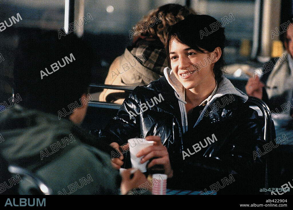 CHARLOTTE GAINSBOURG in MY WIFE IS AN ACTRESS, 2001 (MA FEMME EST UNE ACTRICE), directed by YVAN ATTAL. Copyright KATHARINA/RENN PRODUCTIONS/TF 1 FILMS PRODUCTION.