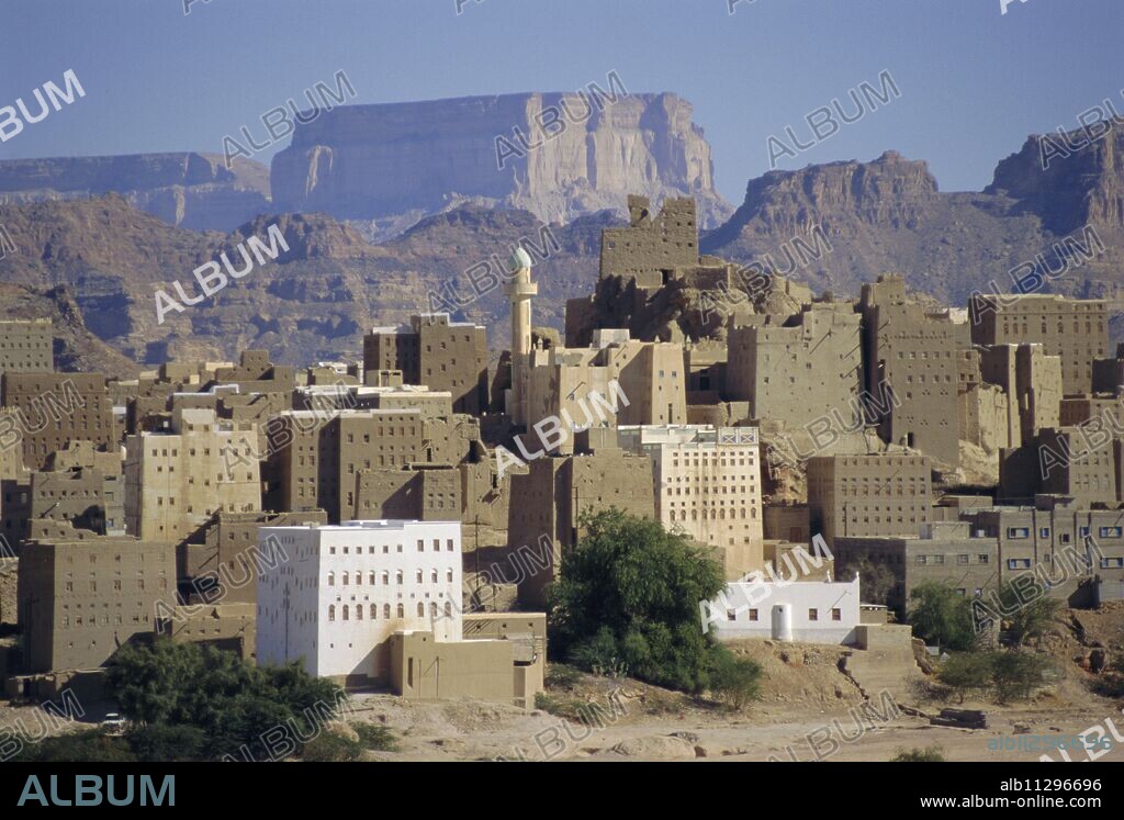 Multi-storey mud brick houses, Habban, Lower Hadramaut, Yemen, Middle East.