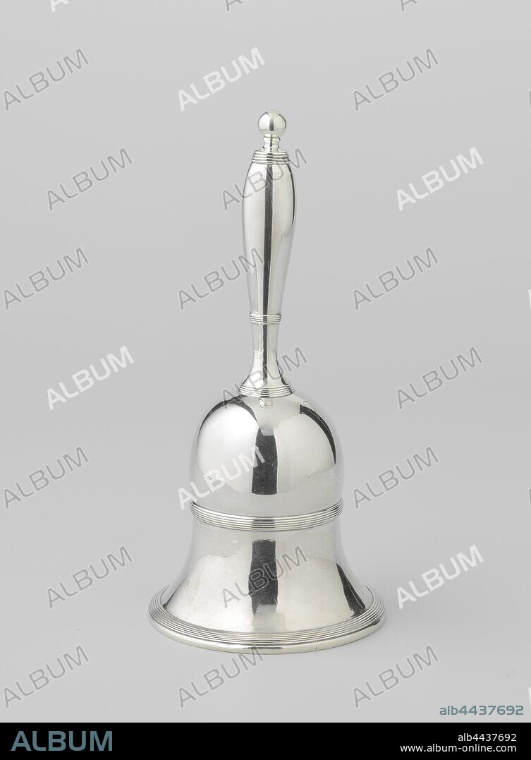 Table bell with fillet edges, The round bell-shaped bell is made up of a concave and a convex section and is articulated at the bottom and at the separation between the two sections by fillet edges. The handle-shaped handle is slightly strapped on the underside, then it widens to rejuvenate itself towards the end. It is articulated at the top and bottom and at a third of the height by fillet edges. It is crowned by a spherical button., Fa. W. Diemont en Zoon, Amsterdam, 1823, silver (metal), h 18.6 cm × d 8.7 cm × w 356 gr.