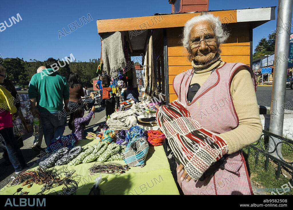mercadillo artesanal de Angelmó, Puerto Montt , provincia de Llanquihue, región de Los Lagos.Patagonia, República de Chile,América del Sur.