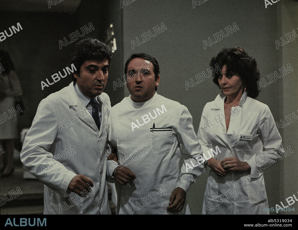 ANDRES PAJARES y FERNANDO ESTESO en AGITESE ANTES DE USARLA, 1983, dirigida por MARIANO OZORES. Copyright IZARO FILMS.