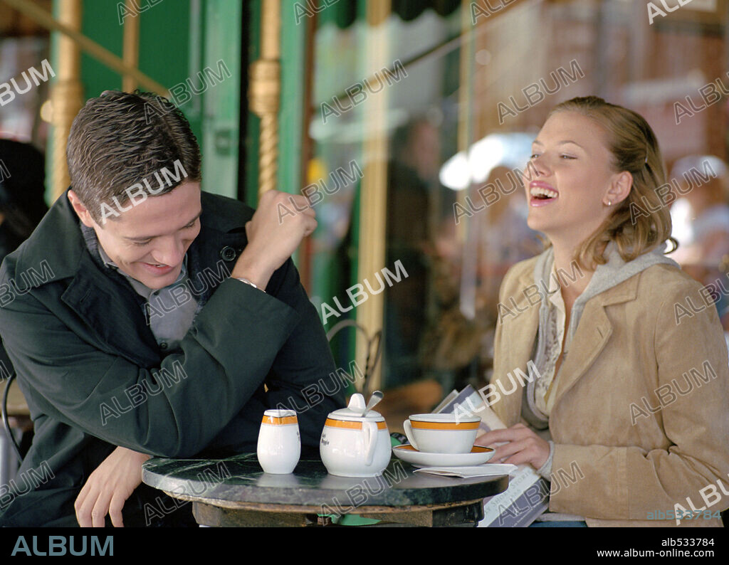SCARLETT JOHANSSON and TOPHER GRACE in IN GOOD COMPANY, 2004, directed by PAUL WEITZ. Copyright UNIVERSAL STUDIOS / WILSON, GLEN.