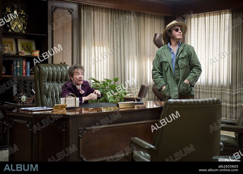 JOAQUIN PHOENIX y MARTIN SHORT en PURO VICIO, 2014 (INHERENT VICE), dirigida por PAUL THOMAS ANDERSON. Copyright WARNER BROS. / WEBB, WILSON.