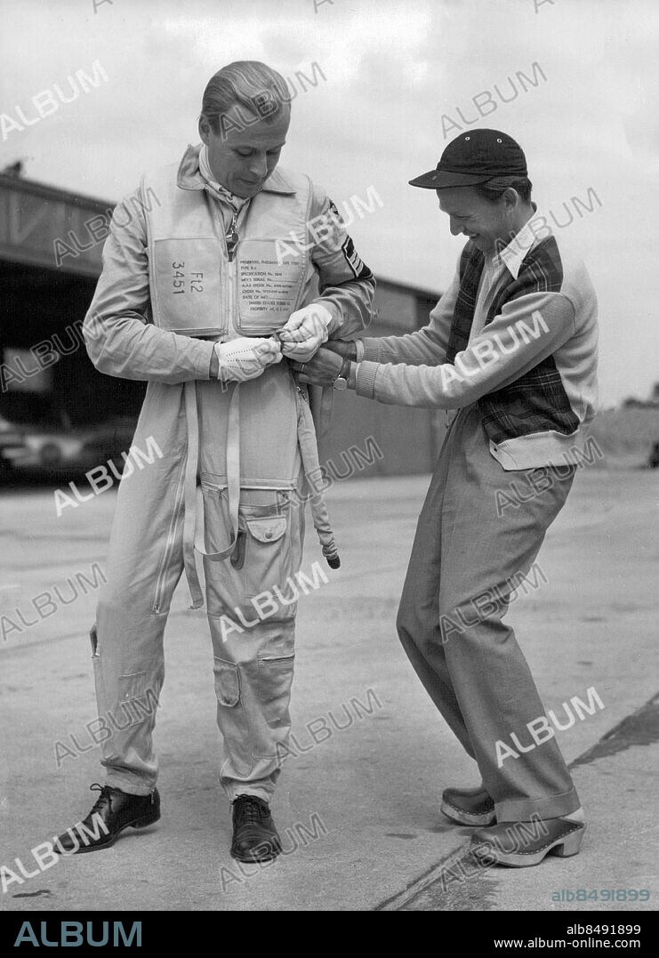 Stockholm 1954-07-01. Hasse Ekman får hjälp av regissören Stig Olin inför inspelningen av den nya flygfilmen "Gula divisionen" . Foto: Owe Sjöblom / SvD / TT / kod 12014.