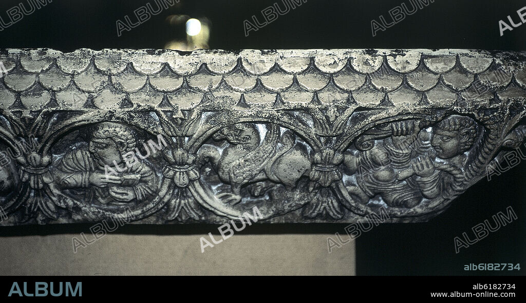 DETALLE DE LA DECORACION DE LA MESA DE ALTAR ROMANICA - S XI.