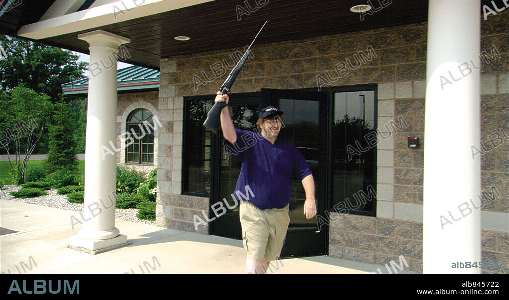 MICHAEL MOORE in BOWLING FOR COLUMBINE, 2002, unter der Regie von MICHAEL MOORE. Copyright METRO GOLDWYN MAYER.