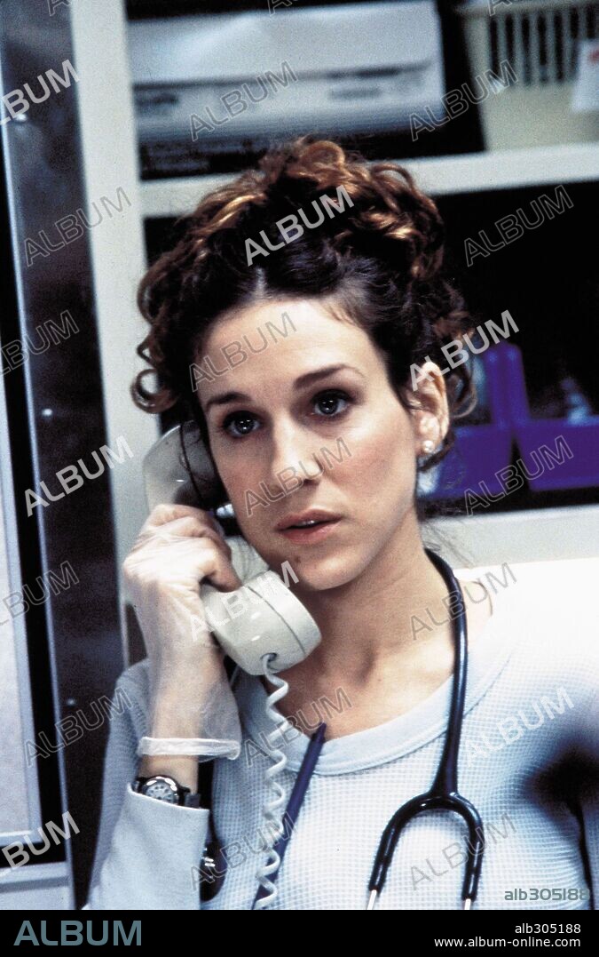 SARAH JESSICA PARKER en AL CRUZAR EL LÍMITE, 1996 (EXTREME MEASURES), dirigida por MICHAEL APTED. Copyright CASTLE ROCK ENTERTAINMENT / SEIDA, TAKASHI.