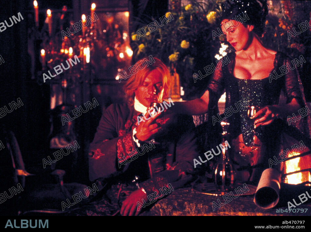 MONICA BELLUCCI et SAMUEL LE BIHAN dans LE PACTE DES LOUPS (2001), réalisé par CHRISTOPHE GANS. Copyright DAVIS FILMSESKWAD/STUDIOCANAL/TF1 FILMS PRODUCTION.