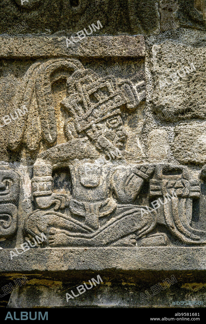 Bajorrelieves en la piramide de la serpiente enplumada(piramide de Quetzalcóatl).Yacimiento de Xochicalco. Estado de Morelos.Mexico.