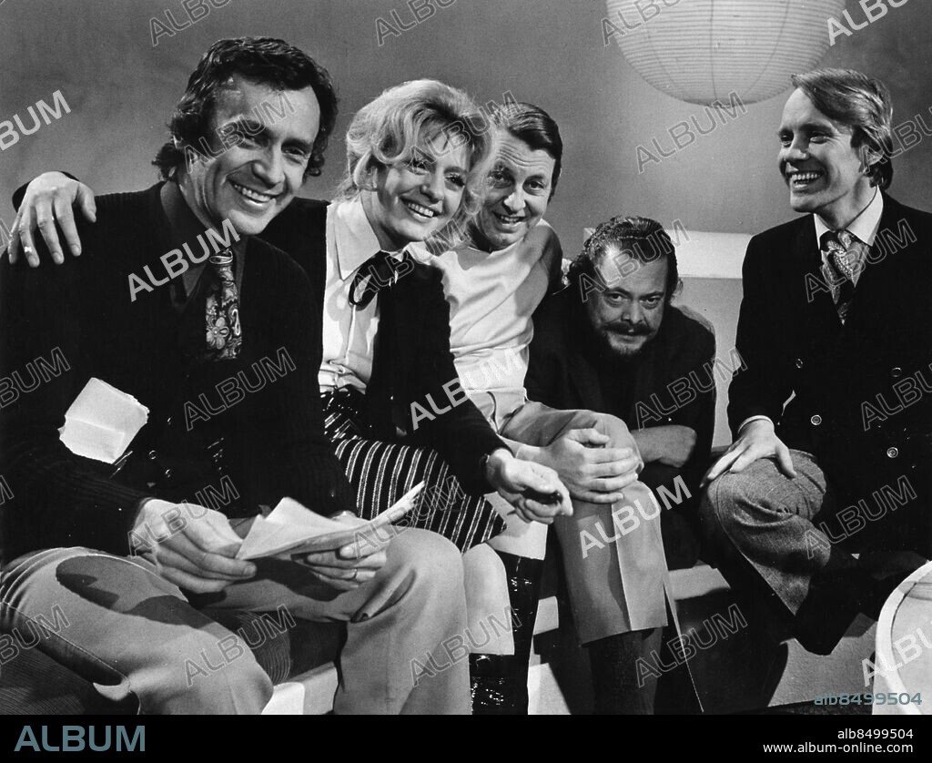 ARKIV 1972-01-18. Gänget bakom SVT:s caféprogram "Halvsju" Fr. v. Runo Edström, Karin Falck, programledare, Lars Widding, Åke Falck, producent och Lennart Swahn, programledare, sitter i TV-soffan i STV-studion i Stockholm 18:e januari 1972.. Foto: Jonny Graan / XP / SCANPIX / Kod: 16. **AFTONBLADET OUT**.