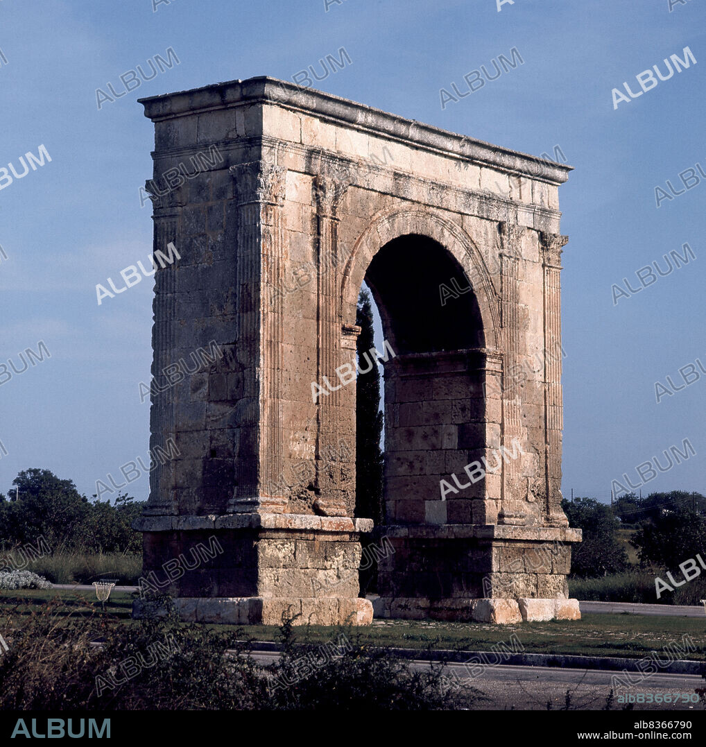 ARCO DE BARA ERIGIDO POR EL GENERAL LUCIO LICINIO SURA ENTRE LOS AÑOS 102 Y 107 - VIA AUGUSTA.