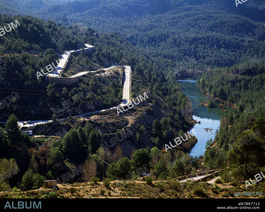 PUERTO DE CONTRERAS CON CARRETERA Y EL RIO CABRIEL - FOTO AÑOS 80.
