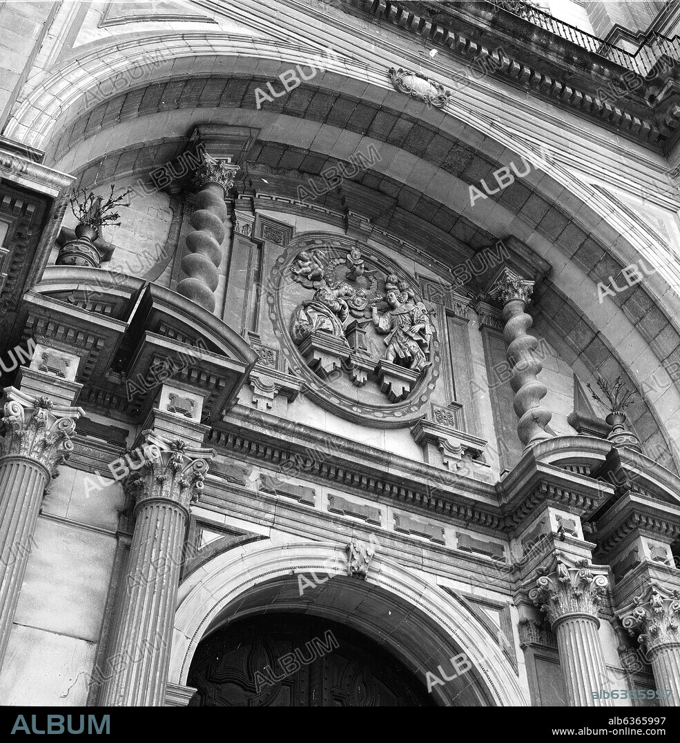 DETALLE DE LA PORTADA DE LA ANUNCIACION EN LA FACHADA PRINCIPAL DE LA CATEDRAL DE MALAGA - SIGLO XVIII - FOTOGRAFIA EN BLANCO Y NEGRO -.