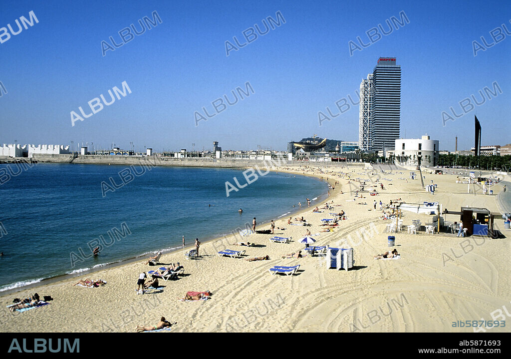 Barcelona; playa "Nova Icaria" y torres de Villa Olímpica al fondo.