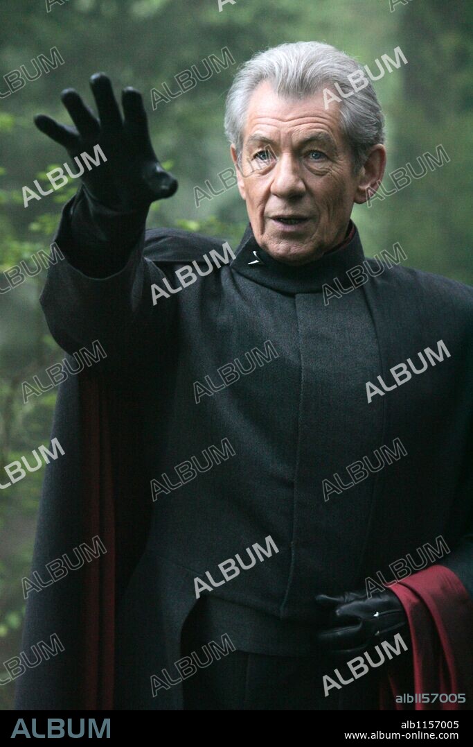 HALLE BERRY, HUGH JACKMAN and IAN McKELLEN in X-MEN: THE LAST STAND, 2006, directed by BRETT RATNER. Copyright 20TH CENTURY FOX.