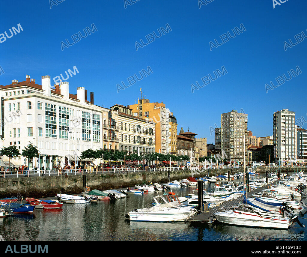 Vista del PUERTO DEPORTIVO y del barrio de pescadores. GIJON. Asturias. España.