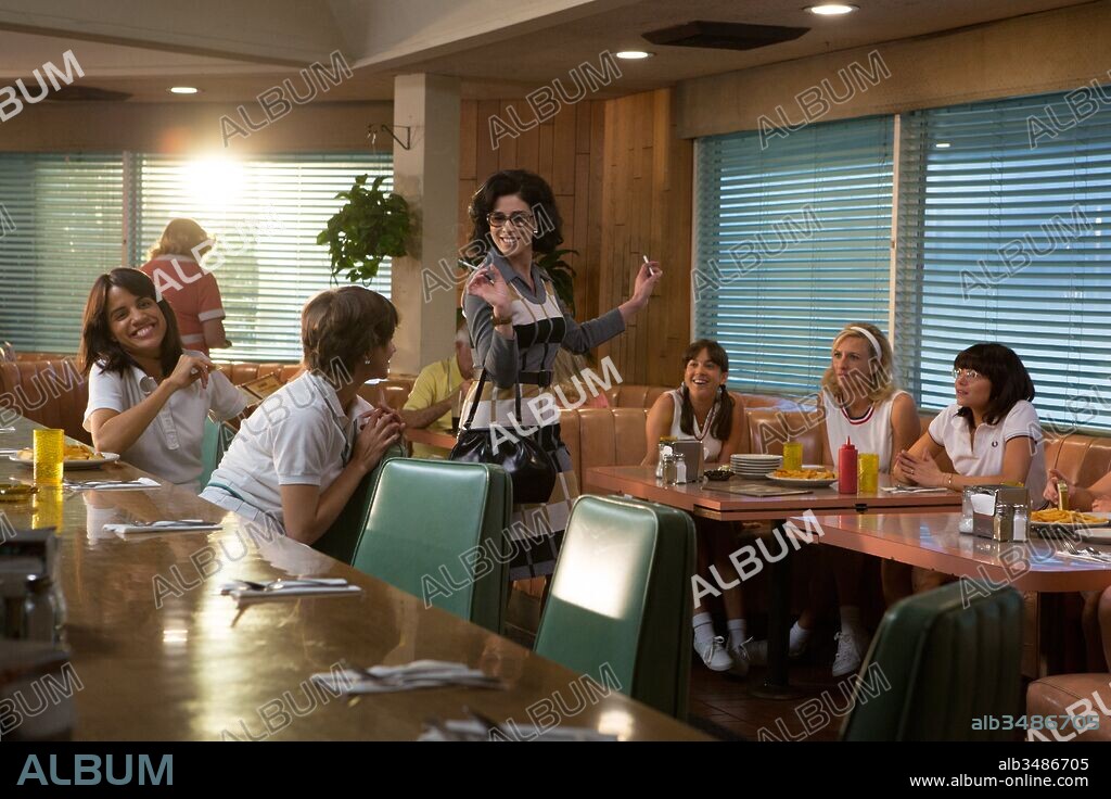 BRIDEY ELLIOTT, EMMA STONE, MARTHA MACISAAC, NATALIE MORALES and SARAH SILVERMAN in BATTLE OF THE SEXES, 2017, directed by JONATHAN DAYTON and VALERIE FARIS. Copyright GLOUD EIGHT FILMS/DECIBEL FILMS/FOX SEARCHLIGHT PICTURES.