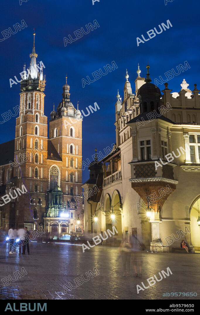 lonja de los Paños o Sukiennice edificio renacentista y basilica gotica de Santa Maria, Rynek Gówny , plaza del mercado, Cracovia , voivodato de Pequeña Polonia,Polonia, eastern europe.