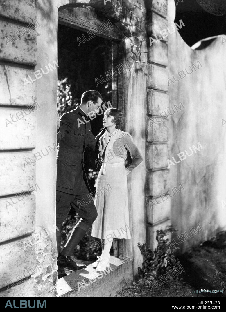 GARY COOPER y HELEN HAYES en ADIÓS A LAS ARMAS, 1932 (A FAREWELL TO ARMS), dirigida por FRANK BORZAGE. Copyright PARAMOUNT PICTURES.