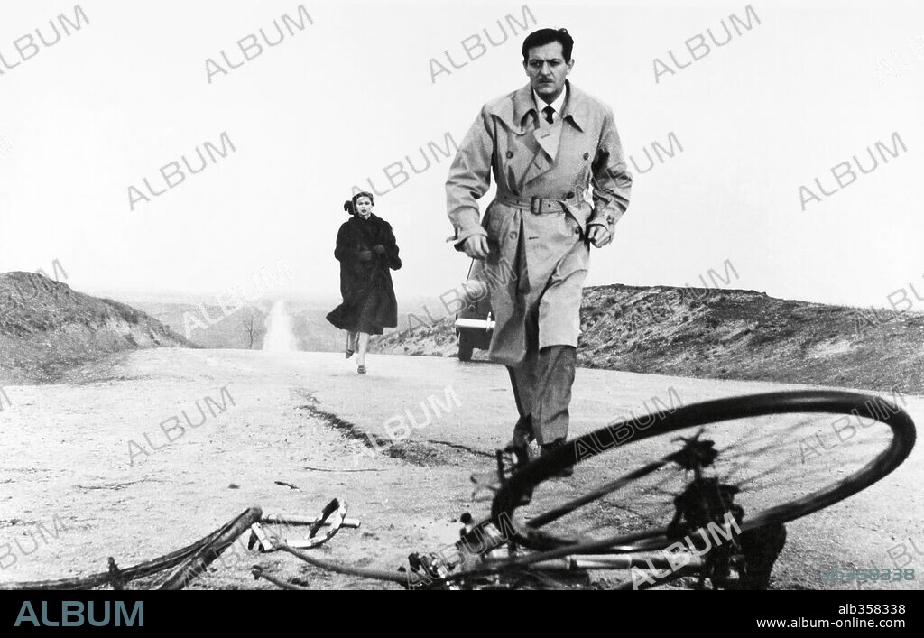 ALBERTO CLOSAS y LUCIA BOSE en MUERTE DE UN CICLISTA, 1955, dirigida por JUAN ANTONIO BARDEM. Copyright MANUEL JOSE GOYANES.