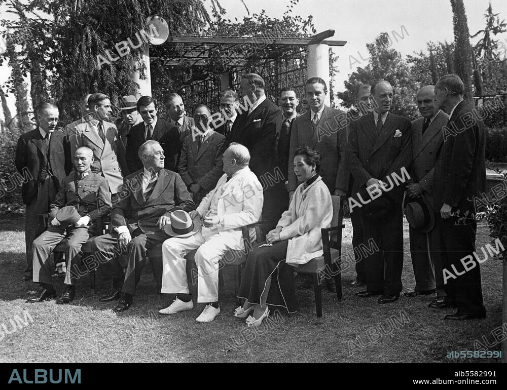 2e G. M. Conférence du Caire / 22-26 novembre 1943 (résolution sur la restitution de Formose (Taïwan) et des îles Pescadores par le Japon à la Chine et sur l'indépendance de la Corée). De g. à dr. (assis) : Tchang Kaï-chek (Chine), Roosevelt (USA), Churchill (GB) & Mrs. Chiang ; de g. à dr. (debout) : A. Cardogan, Anthony Eden, etc.