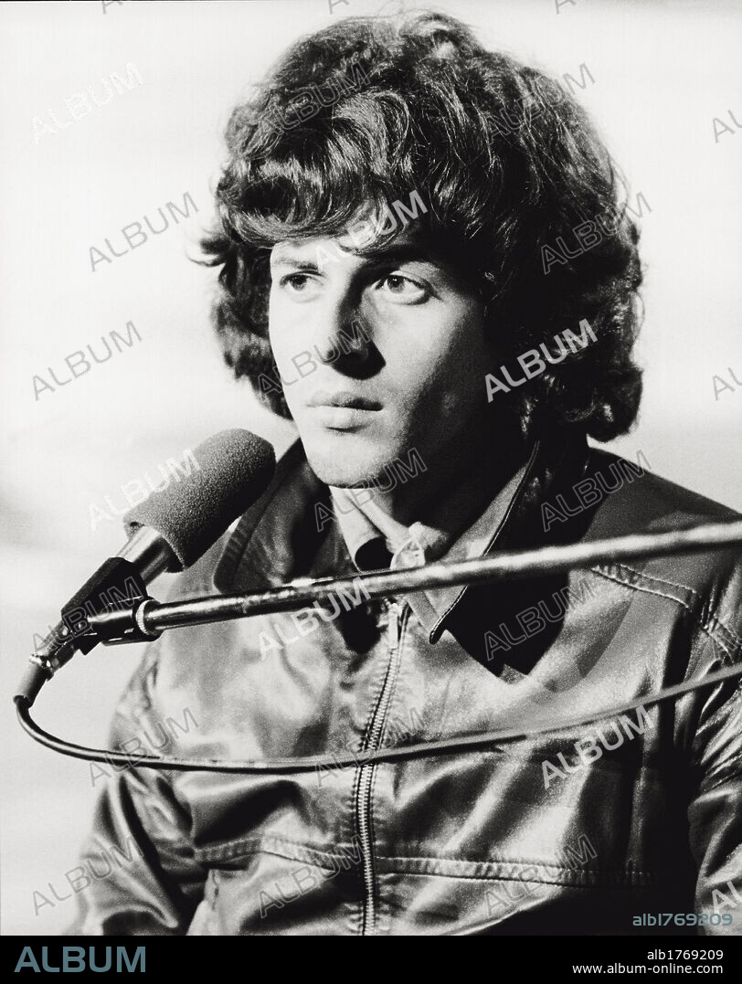 Claudio Baglioni on the microphone. The Italian singer Claudio Baglioni in front of a microphone. 1975.