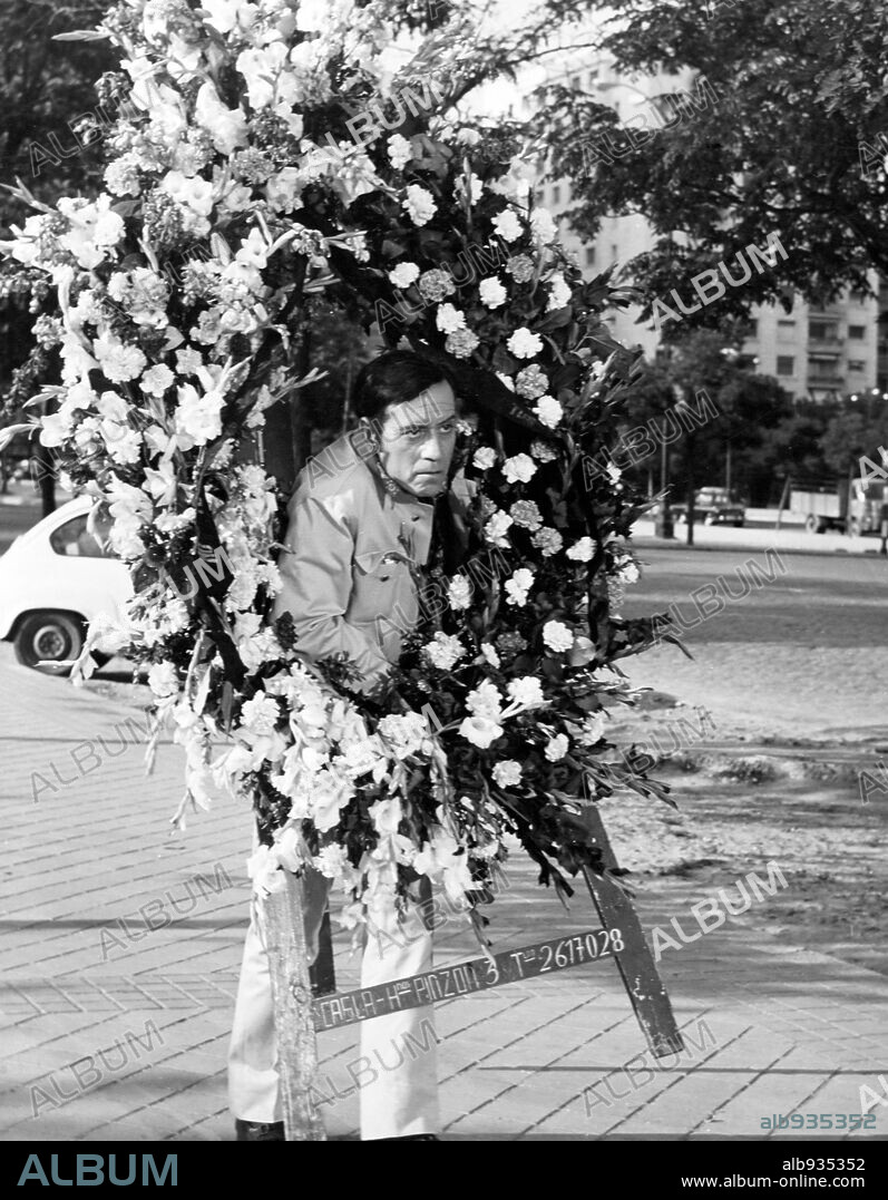 JOSE LUIS LOPEZ VAZQUEZ in NOVIOS 68, 1967, directed by PEDRO LAZAGA. Copyright CB FILMS.