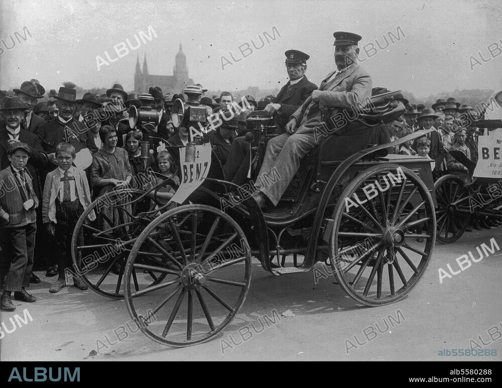 Benz, Karl Ingenieur (neben Gottlieb Daimler Erfinder des Automobils). 1844-1929. Autokorso in München 1925: Karl Benz neben seinem Sohn Eugen am Steuer seines Victoria-Automobils (1893). Foto.