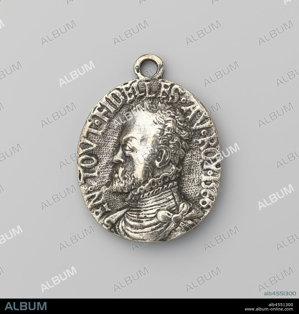 Watergeuzen, Silver oval medallion with eyelet. Front: man's bust inside the inside. Reverse: two men, of whom the left is wearing begging cup and gourd on a belt, shake hands, between them inscription within inscription., Philip II (King of Spain), Jacques Jonghelinck (copy after), 1566, silver (metal), founding, l 3.4 cm × l 3 cm × w 2.6 cm × w 12.26 gr.