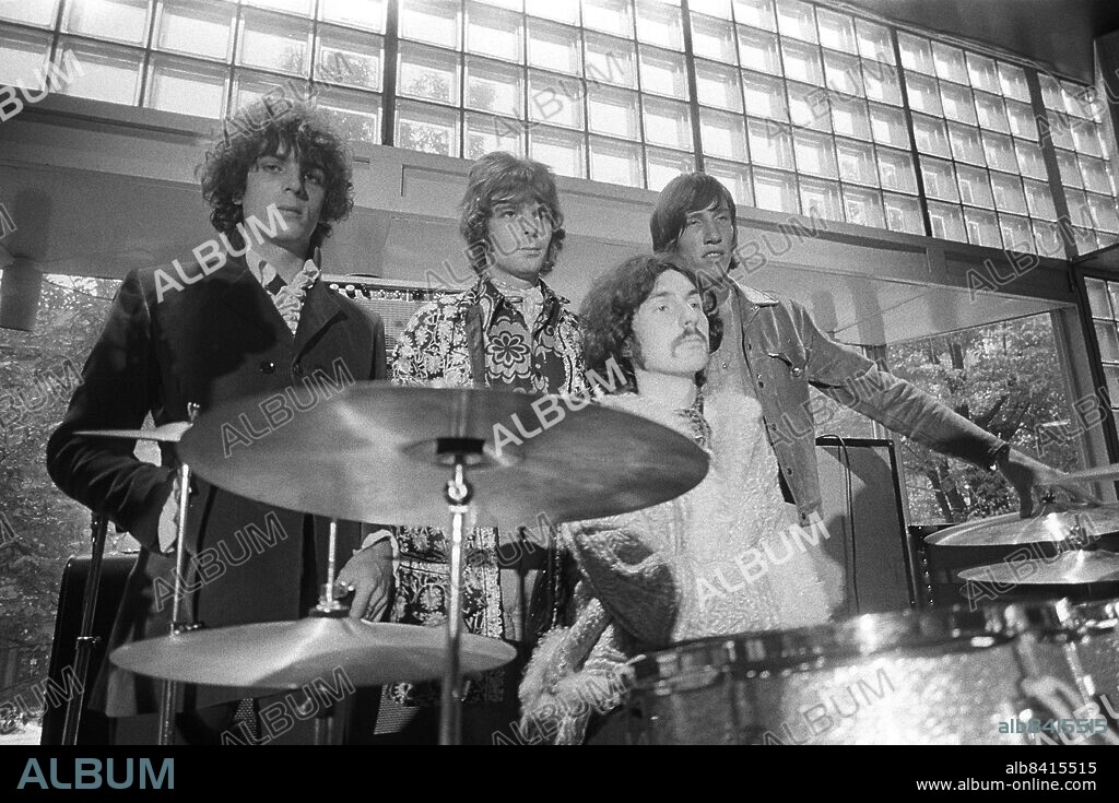 ARKIV STOCKHOLM 19670910. Engelska rockbandet Pink Floyd inför sin spelning på Gyllene Cirkeln i Stockholm. Från vänster: Syd Barrett, Richard Wright, Nick Mason (sittande) och Roger Waters. Spelningen på Gyllene Cirkeln var den enda (och första någosin) i Sverige under en pågående Europaturné.. Foto: Lars Groth / DN / SCANPIX / Kod: 19 . ** SVD OUT **.