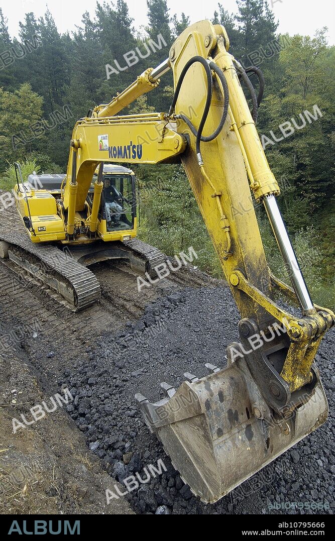 Construction of forest trail with black slag from foundry. Ormaiztegi, Guipúzcoa. Euskadi, Spain.