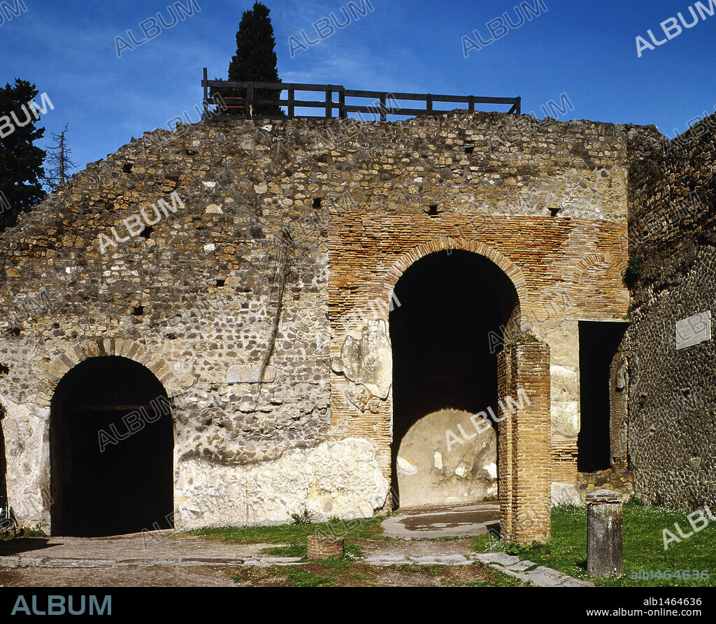 Pompeya. Teatro Grande. Edificio civil realizado en el siglo II a. C. y ampliado en época de Augusto. Su capacidad era de cinco mil personas. Vista general de una de las entradas al recinto. La Campania.