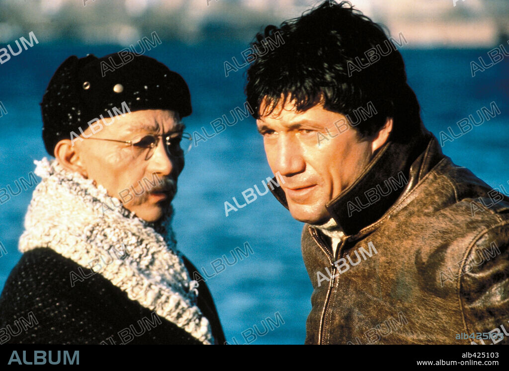 FRED WARD y JOEL GREY en REMO, DESARMADO Y PELIGROSO, 1985 (REMO WILLIAMS: THE ADVENTURE BEGINS), dirigida por GUY HAMILTON. Copyright ORION PICTURES.