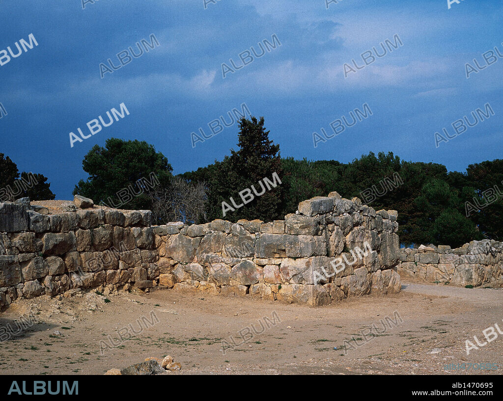 ARTE GRIEGO. ESPAÑA. EMPURIES (EMPORIUM). Colonia griega fundada por los griegos de Focia. Se fundó en dos fases, la más tardía fue la Neópolis griega o "Ciudad Nueva", junto a la costa y muy cercana a un poblado íbero llamado Indike. Vista de los restos de las murallas construidas en grandes bloques de piedra al modo ibérico. Provincia de Girona. Comarca del Alt Empordà. Cataluña.