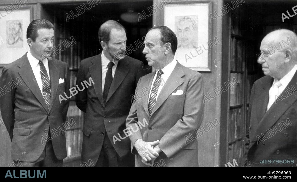 DANIEL VÁZQUEZ DÍAZ. Delivery of the gold ABC to Julio Iglesias at ABC's house. In the Image, Carlos de Borbon, Duke of Calabria, Simeon of Bulgaria, Don Manuel Fraga Iribarne and José López Rubio. In the background of the Image, Decorating the Walls of the Library, Paintings from the ABC Artistic Collection, by Daniel Vázquez Díaz.