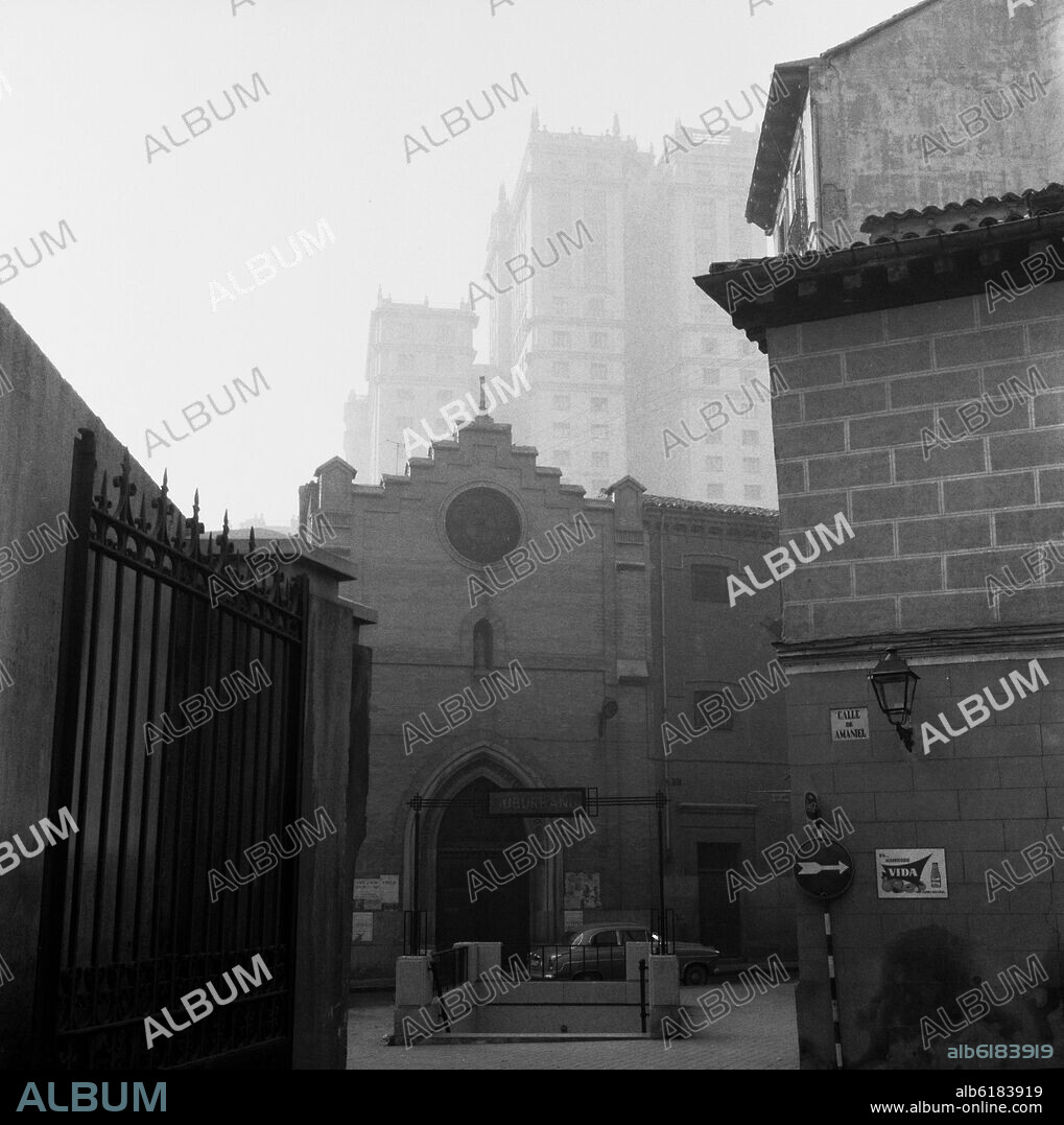 PLAZA DEL CONDE DE TORENO CONVENTO DE LAS CAPUCHIAS Y EL EDIFICIO ESPAÑA - FOTOGRAFIA EN BLANCO Y NEGRO AÑOS 60 SIGLO XX.