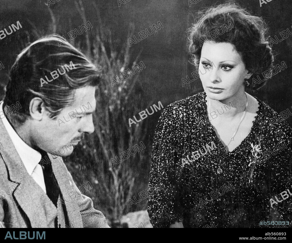 MARCELLO MASTROIANNI y SOPHIA LOREN en MATRIMONIO A LA ITALIANA, 1964 (MATRIMONIO ALL'ITALIANA), dirigida por VITTORIO DE SICA. Copyright COMPAGNIA CINEMATOGRAFICA CHAMPION.