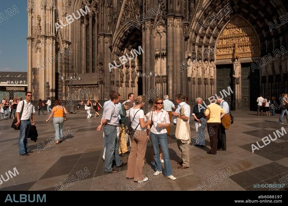 Deutschland, Käln, Toristen auf der Domplatte.