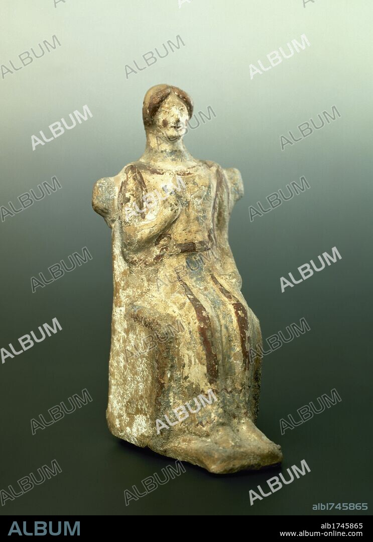 ARTE IBERICO. ESPAÑA. ESCULTURA FEMENINA en terracota que representa a una DIOSA DE LA FECUNDIDAD. Museo Arqueológico Nacional. Madrid.