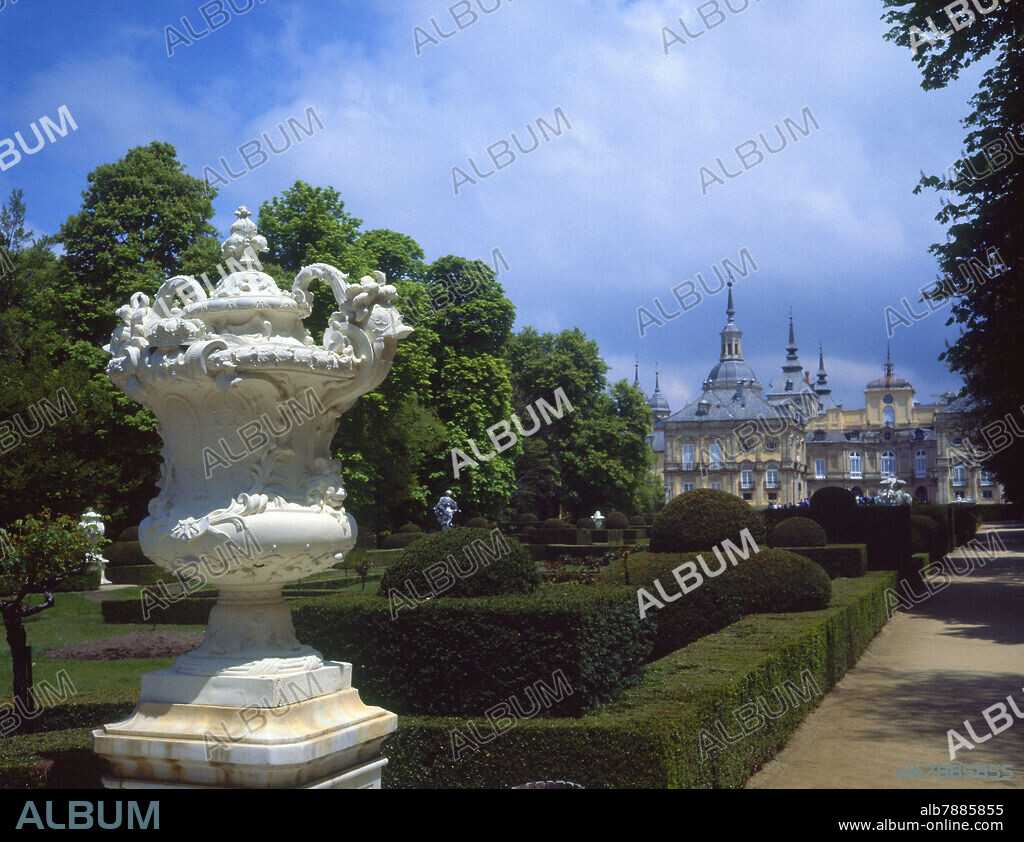 JARDINES DE LA FAMA - DETRAS EL PATIO DE HERRADURA.