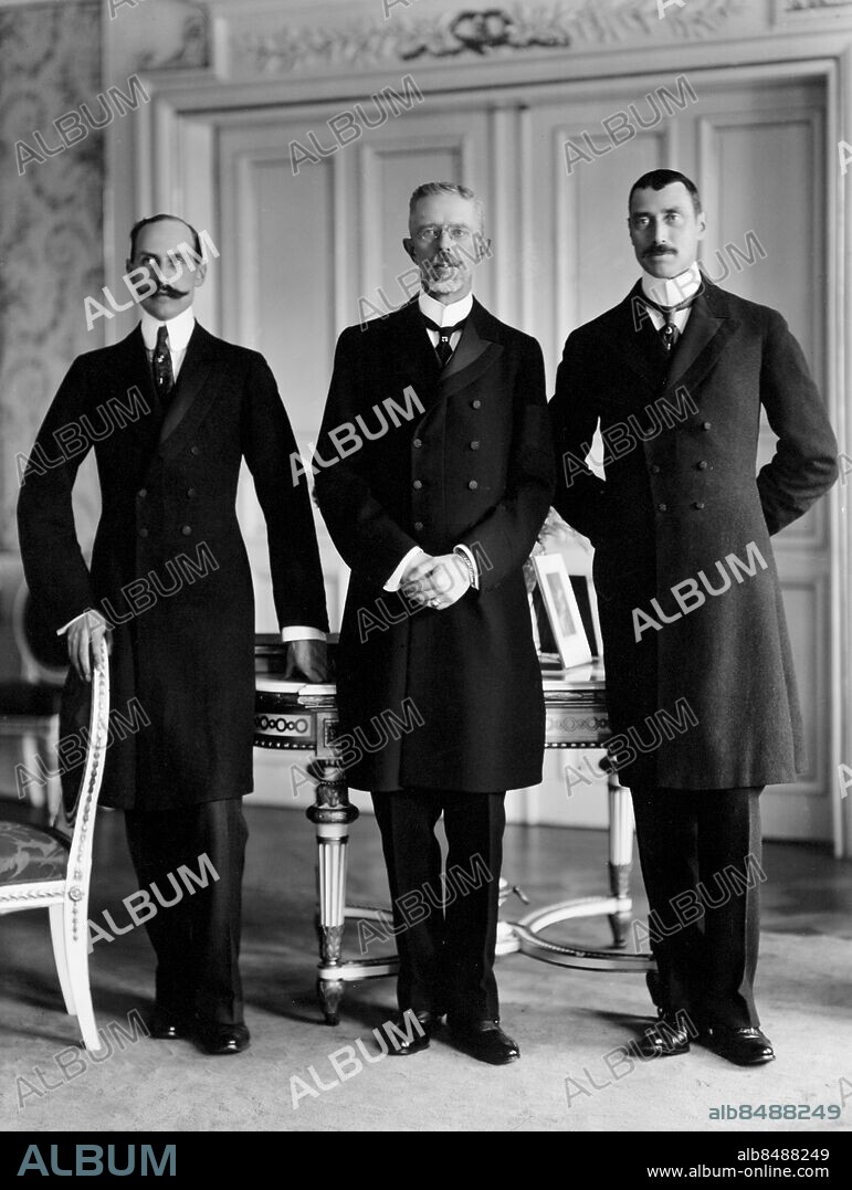 MALMÖ 1914-12.. Utan bildtext. Not. Trekungamötet i Malmö 1914. Anm. Mötet i Malmö 18-19 december 1914 för att visa nordisk samhörighet och neutralitetsvilja under första världskriget Fr v: Håkon VII, Gustaf V, Kristian X persons: GUSTAF V, KUNG AV SVERIGE;HÅKON VII, KUNG AV NORGE;KRISTIAN X, KUNG AV DANMARK sites: DANMARK*;MALMÖ;NORGE*;SVERIGE.