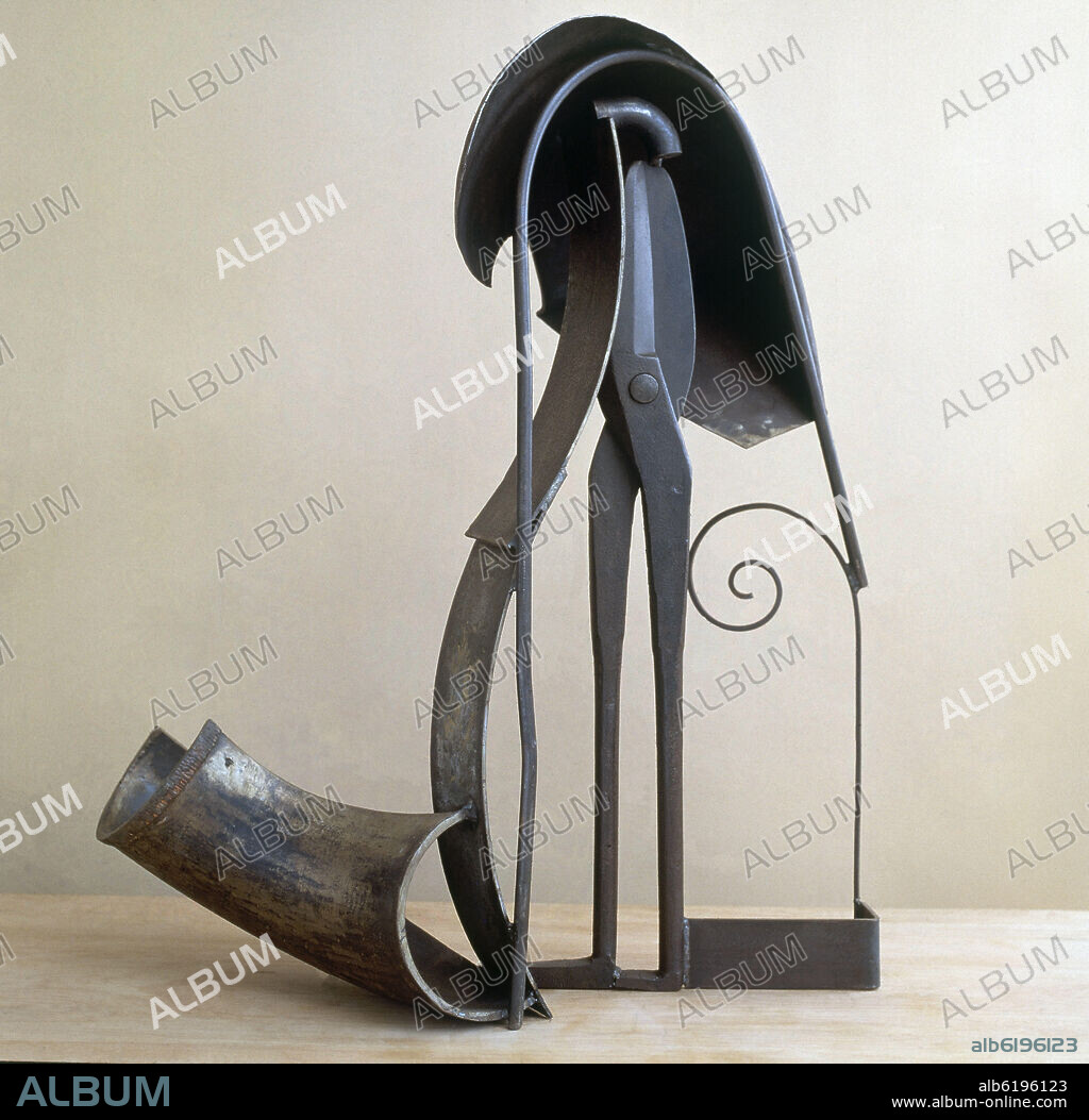 ANTHONY CARO. CASCO CON ALICATES-1987-8-105X94X48.