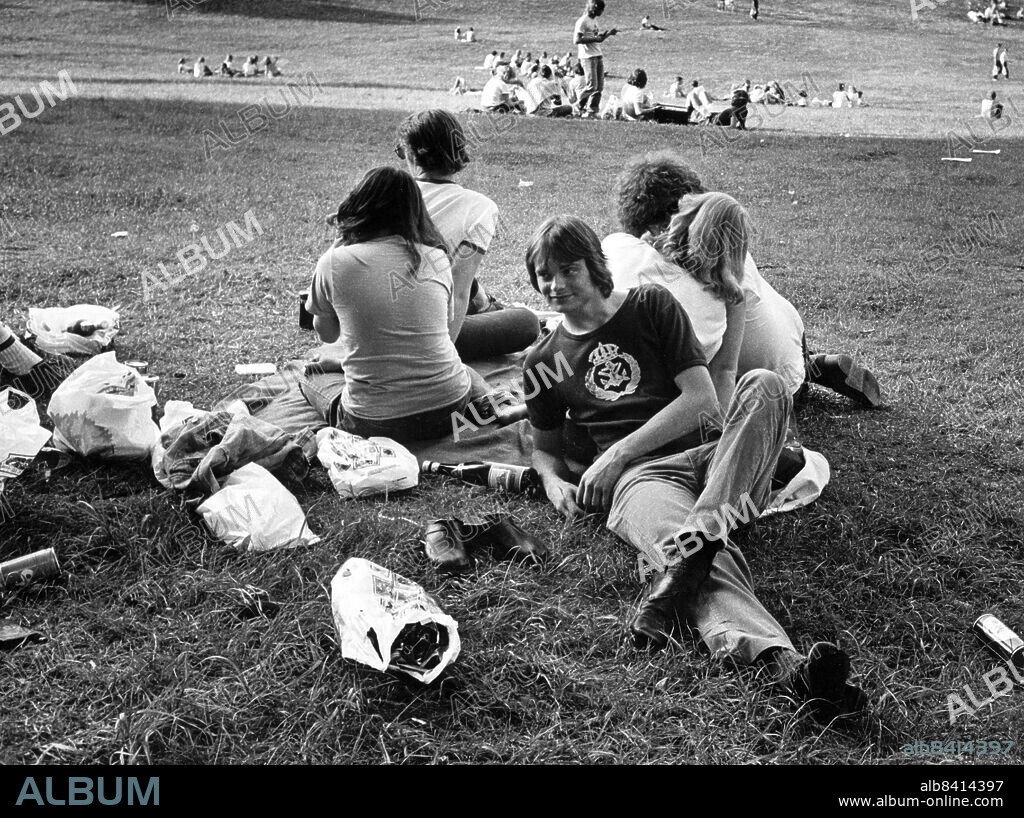 Stockholm 1979-06-08. Hagaparken. Många skolungdomar har gjort det till tradition att ha fest i Hagaparken på skolavslutningsdagen. Det brukar gå häftigt till. I går såg det ut så här vid 18-tiden. Lugnt och ffridfullt. Peter Hansson, i förgrunden, tror att det blir mer fart framåt kvällen. Men det blev det tydligen inte. Solnapolisenuppger att det var lugnare än vanligt.. Foto: Gudmund Mårtensson / DN / TT / Kod: 39. ** SvD OUT **.